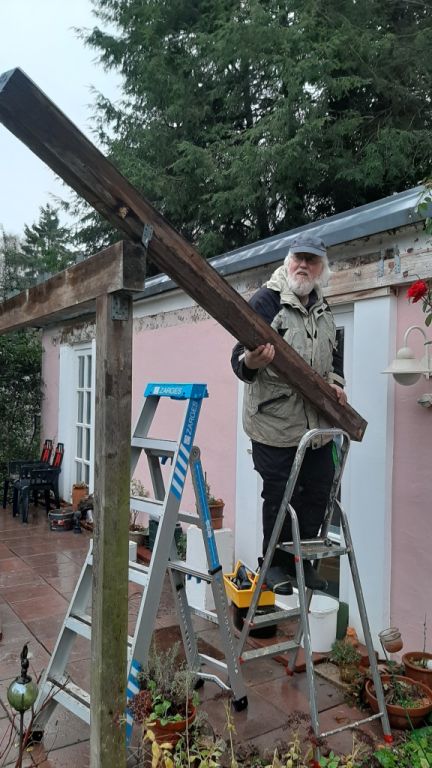 Manfred Warias entfernt den letzen Balken