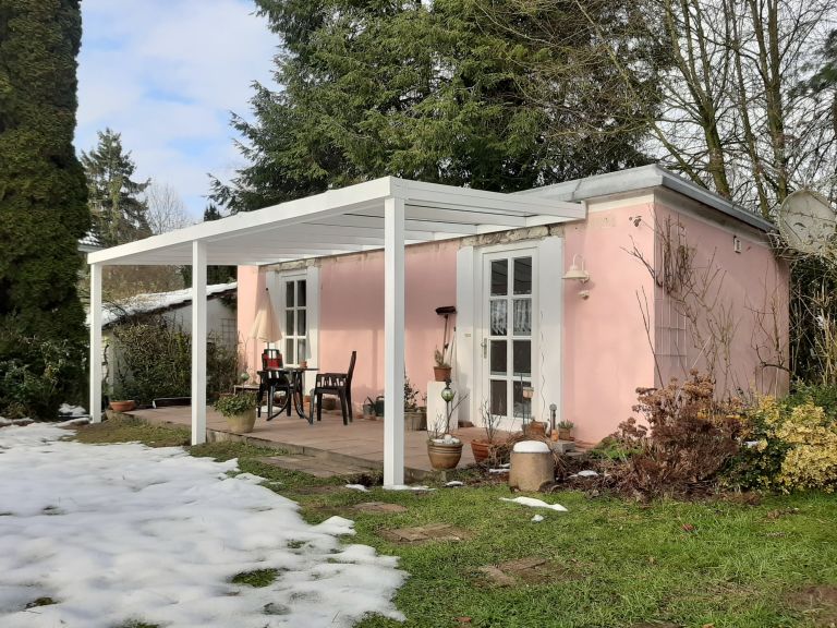 Das neue Vordach beim Künstleratelier